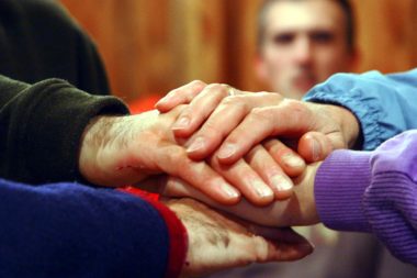 Gedanken zum Vatertag Männer Gruppe Hände Kraft
