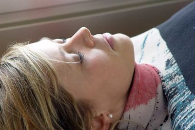 Meditation Frau liegen Augen geschlossen / Foto: TELOS - 11902bg