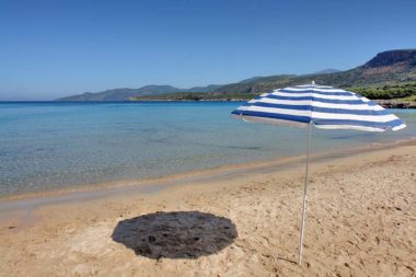 Meer Wasser Strand Sonnenschirm Urlaub Griechenland / Foto: TELOS - B98661cG