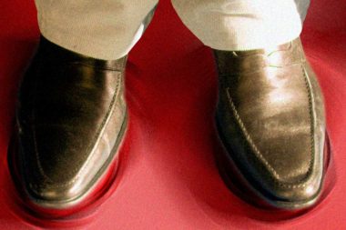 Schuhe Füße Herdplatten warm / Foto: TRELOS - 11923bg