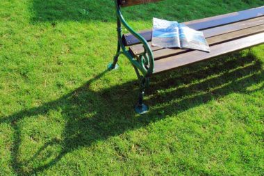 TELOS Außengelände Garten Schlossbank / Foto: TELOS - D2490bG