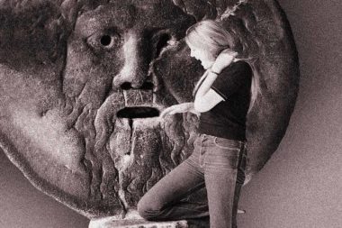 Lügen Rom Bocca della verità Lügendetektor junge Frau / Foto: TELOS - sw82490034dkb