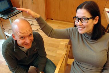 Mann Frau Paar Hand auflegen lachen / Foto: TELOS - D1284bn
