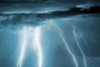 Naturereignisse Katastrophen Gewitter Blitze Wolken / Foto: TELOS - web10382brG