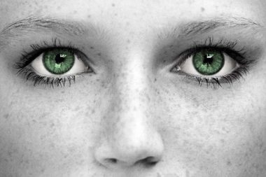 Frau jung schön Sommersprossen Augen grün nachdenklich Blick / Foto: TELOS - sw82450023ebpd