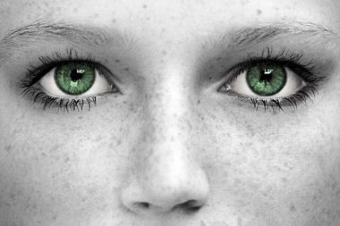 Augenkontaktübung Frau jung schön Sommersprossen Augen grün nachdenklich Blick 