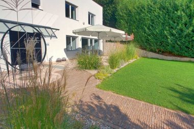 TELOS Außengelände Eingang Kunstwerk 