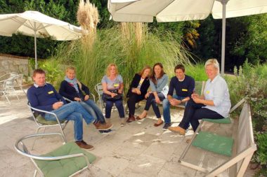 TELOS Außengelände Rhetoriktraining Gruppe Garten Terrasse / Foto: TELOS - D07187cG