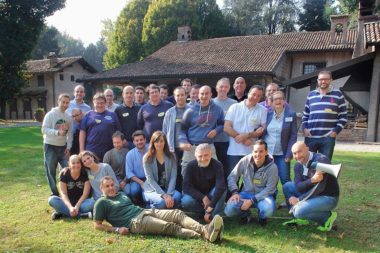 Outdoor Teamtraining Gruppe lachen / Foto: TELOS - D5800crn