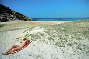 Sommer Strand einsam Sonnenbad Frau nackt / Foto: TELOS -om3709d