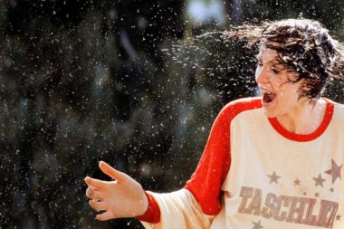 Werbung Sport junge Frau schön lächeln Haare nass schütteln Wasser spritzen frech / Foto: TELOS - 715 6187