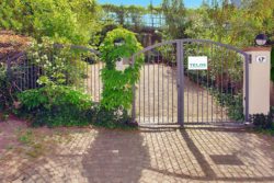 TELOS Außengelände Eingang Gartentor / Foto: TELOS - C07621nb
