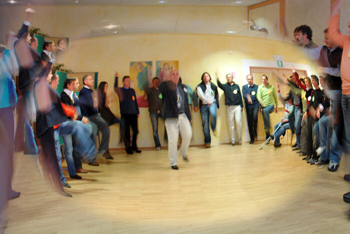 Energiemobilisierung BrainGym Großgruppe Referent Dr. E. Teutsch / Foto: TELOS - B7801s